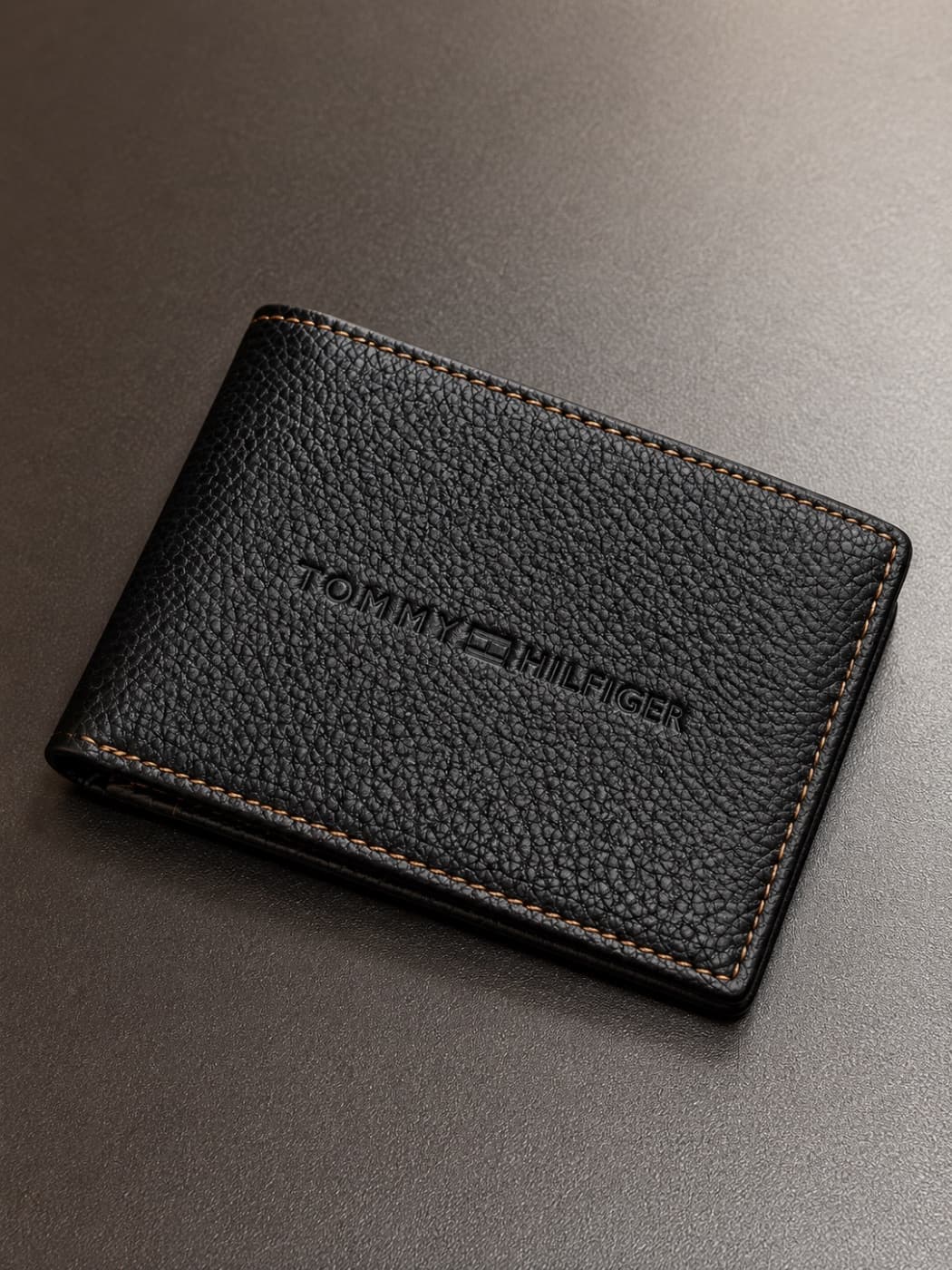 Carteira Masculina Preta Texturizada com Emblema Frontal